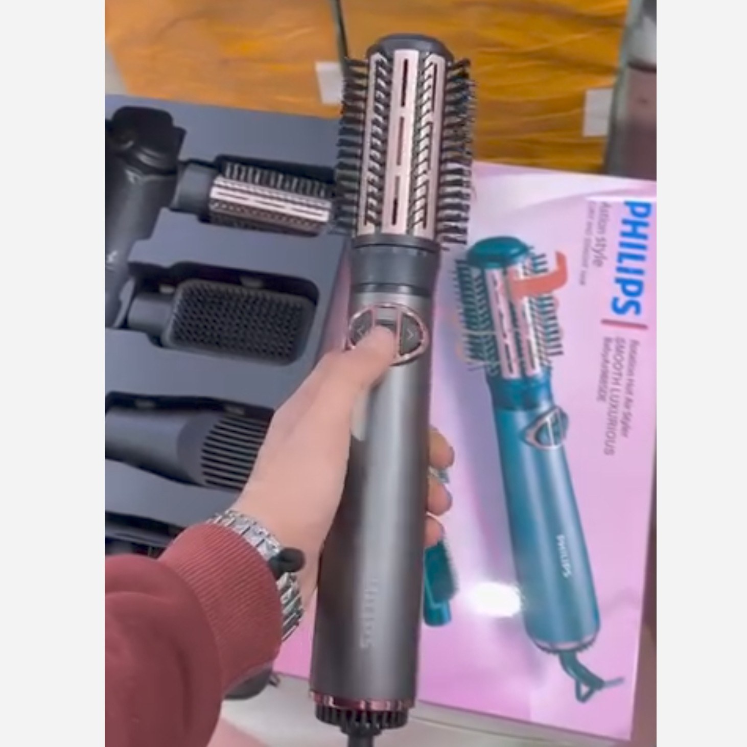 سشوار برس‌دار چرخشی فیلیپس AS988SED برای حالت‌دهی مو