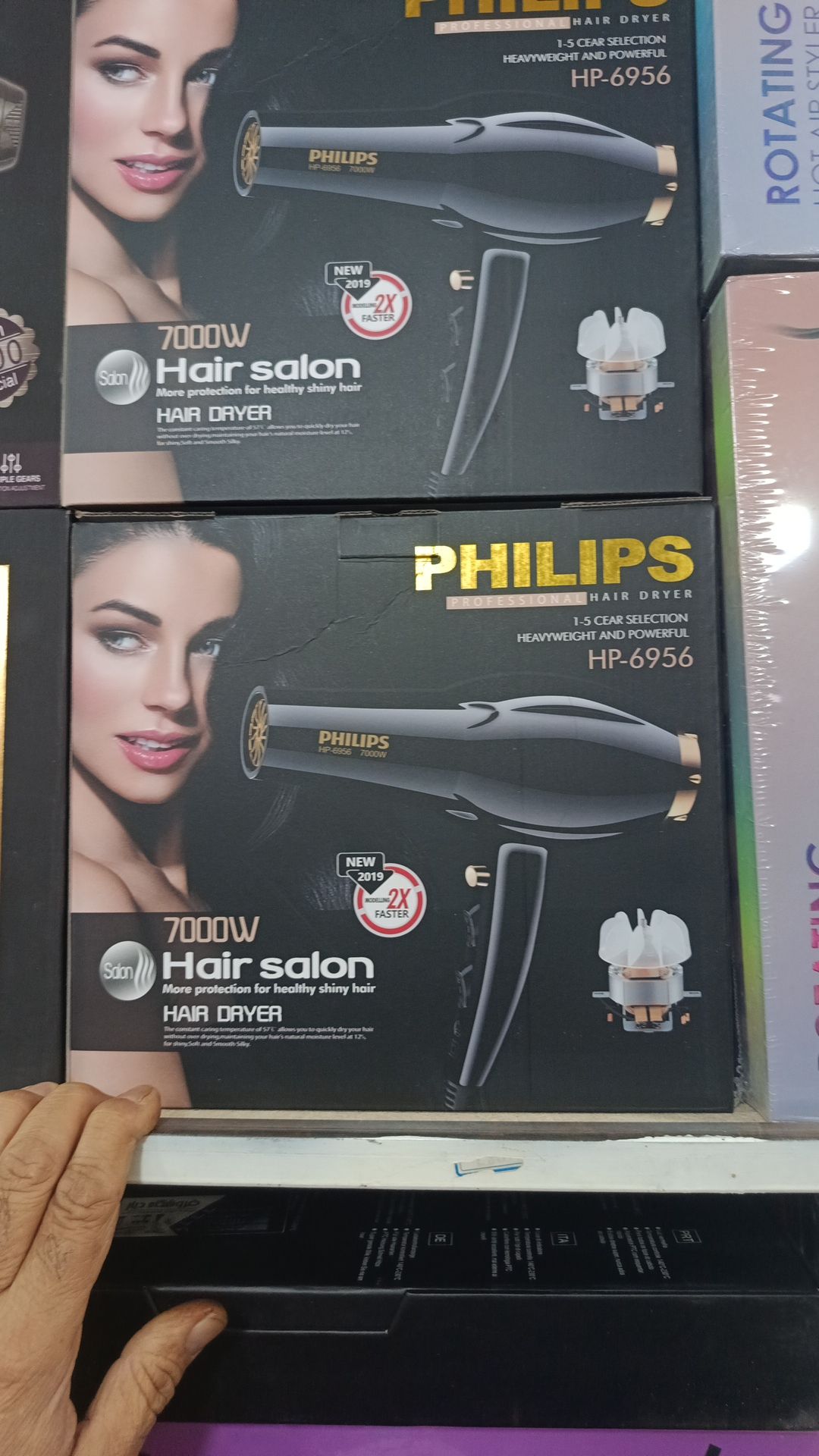 سشوار فیلیپس مدل HP-6956 با توان اعلام‌شده ۹۰۰۰ وات PHILIPS