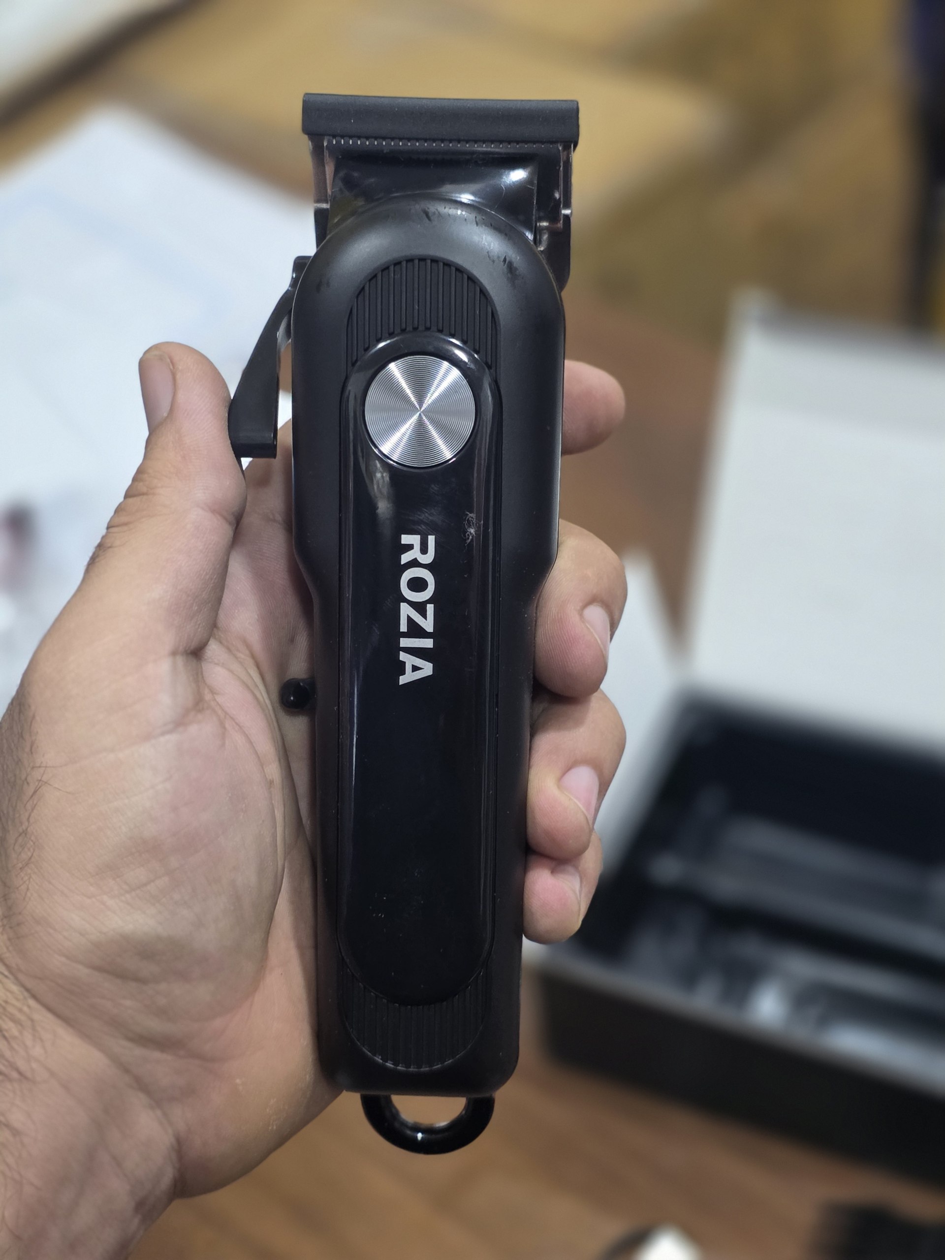 موزر شارژی روزیا HQ-2223؛ ماشین اصلاح سر با شانه‌های متنوع